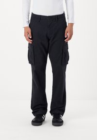 Pantaloni cargo negri cu buzunare laterale, dintr-un material durabil. Au un design cu picior drept și o curea cu închidere cu nasture.