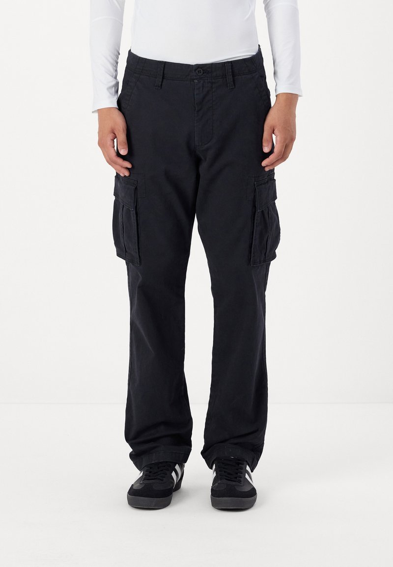Pantaloni cargo negri cu buzunare laterale, dintr-un material durabil. Au un design cu picior drept și o curea cu închidere cu nasture.