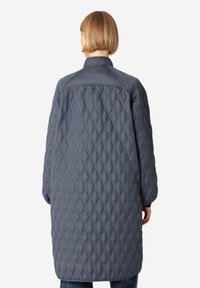 Chaqueta gris acolchada con cuello alzado, mangas largas y un patrón de diamante texturizado en la parte posterior.