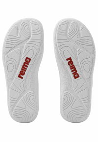 Soli di infradito bianchi con pattern testurizzati. Presenta un logo rosso prominente e scanalature per la trazione, mostrando un design leggero e flessibile.