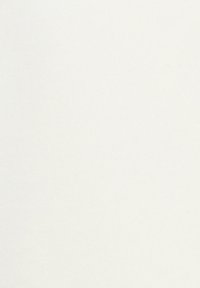 Witte katoenen stof met een gladde textuur. Het oppervlak is gelijkmatig en mist patronen of opmerkelijke details. Geschikt voor verschillende textieltoepassingen.