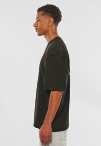 Dropsize HEAVY V2 EMBO - Tricou cu imprimeu - black