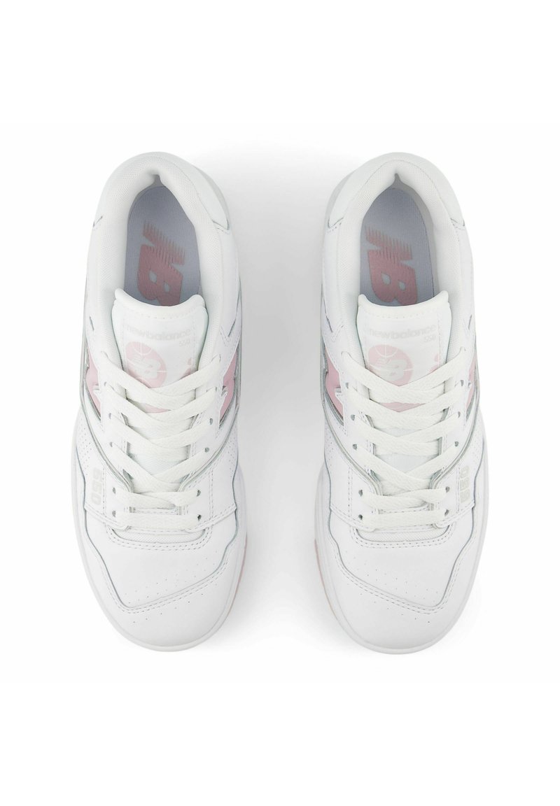 Zapatillas de piel blancas con acentos en rosa, que cuentan con una puntera redonda, diseño de cordones, detalles perforados y un collar acolchado.