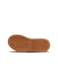 Semelle de chaussure en caoutchouc avec un motif en nid d'abeille, de couleur beige et avec une surface texturée pour l'adhérence ; comprend un détail de marque au niveau du talon.