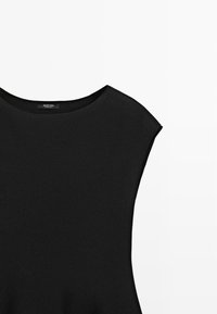 Černý pletený top bez rukávů s kulatým výstřihem na bílém pozadí, zobrazuje pouze horní část trupu.