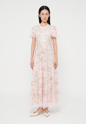 Ilga rožinė suknelė iš permatomo audinio, puošta gėlių siuvinėjimu ir pūstomis rankovėmis. Švelnios rožinės spalvos su subtiliais dekoratyviniais elementais visame audinyje.