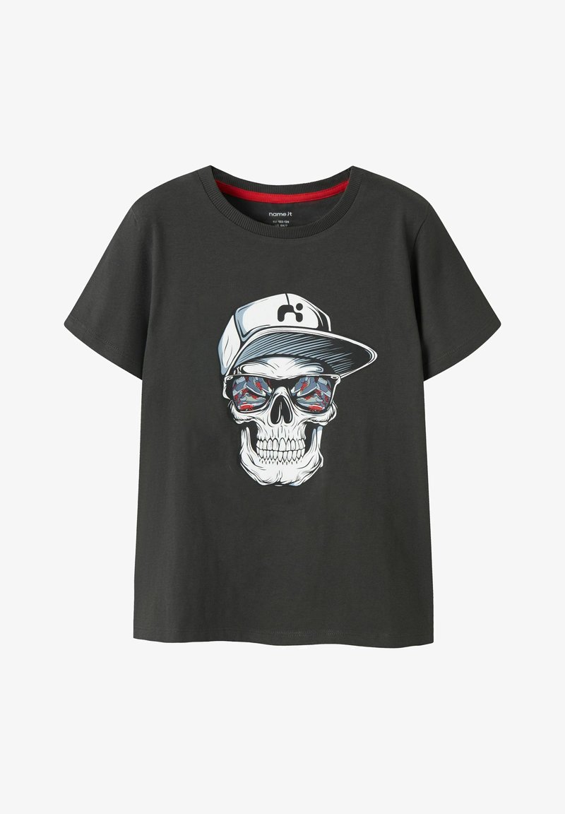 T-shirt noir à manches courtes avec un graphisme d'un crâne portant une casquette blanche et des lunettes de soleil reflétant un motif rouge, blanc et bleu.