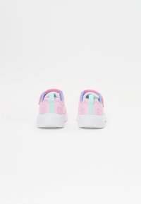 Scarpe da corsa rosa con una morbida tomaia in mesh, accenti viola e suole bianche. Presentano un tab di supporto verde sul tallone e anelli per una facile vestibilità.
