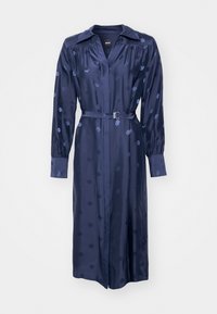 Abito in satin navy con maniche lunghe, colletto e cintura. Presenta una delicata texture a motivo e chiusura con bottoni lungo la parte anteriore.