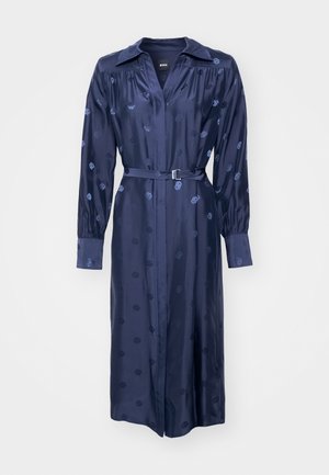 Tumesinine satiinist kleit pikkade varrukate, krae ja vööga. Omab diskreetset mustrit ja nööbiga kinnitamist ees.