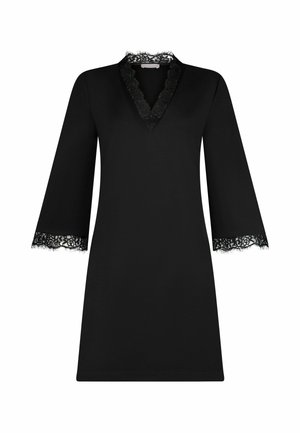 Černé dlouhé šaty s výstřihem do V a krajkovým lemem na límci a manžetách, s rovnými liniemi a jednoduchým designem.