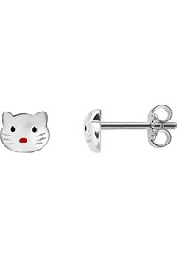 Silvriga örhängen i form av katter med röda och svarta emaljaccenter. Slät yta, med detaljerade morrhår och ansiktsdrag.