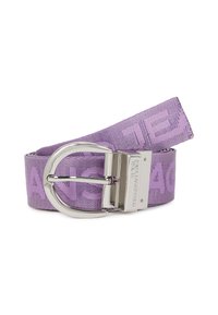 Violetti kangaskotelo, jossa on jacquard-logokuvio, hopeinen metallisolki, jossa on kohokuvioitu brändi ja sileä pinta.