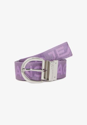 Paarse stoffen riem met jacquard logo patroon, zilveren metalen gesp met reliëfmerk en een gladde textuur.