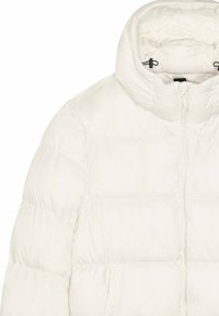 Veste matelassée blanche avec un col montant, une fermeture éclair et des cordons élastiques. Texture douce et motif matelassé horizontal sur toute la surface.