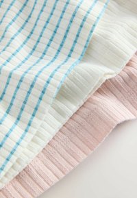 Trzy warstwy materiału: górna biała w niebieskie paski, środkowa teksturowana biała, dolna miękka różowa z prążkowanym wzorem. Wszystkie są lekkie i przewiewne.