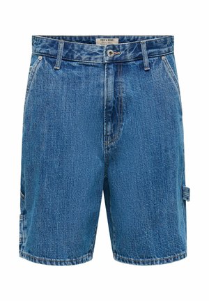 Short en denim bleu avec passants pour ceinture, fermeture à boutons, poches avant et détail d'une lanière latérale sur la jambe droite.