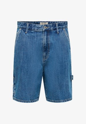 Short en denim bleu avec passants pour ceinture, fermeture à boutons, poches avant et détail d'une lanière latérale sur la jambe droite.