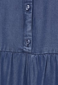 Robe en denim bleu avec fermeture à boutons, taille froncée et texture douce. Présente un design classique avec une silhouette structurée.
