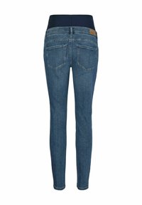 Uske traperice u tamnoplavoj denim tkanini s rastezljivim pojasom, s dvije stražnje džepova i suptilnom kožnom oznakom na pojasu.