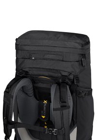Mochila negra con un acabado texturizado, arnés acolchado, correas ajustables y múltiples compartimentos con cremalleras. Cuenta con un acolchado de malla gris.