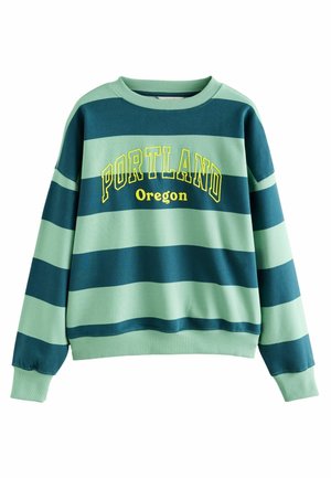 Crewneck-sweatshirt med brede, horisontale grønne og blågrønne striber, med gul tekst "PORTLAND Oregon" over brystet.