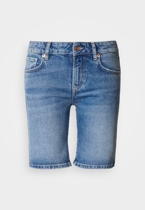 Hellblaue Jeansshorts mit geradem Schnitt, fünf Taschen und gesteppten Details. Abgenutzte Textur an den Rändern und Knopfverschluss.