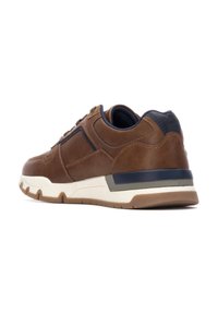 Zapatilla deportiva de cuero marrón con lados texturizados, acentos en azul marino, entresuela blanca y suela de goma. Presenta un sutil acolchado y diseño de cordones.