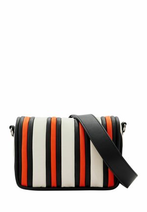 Olkalaukku, jossa on pystysuorat, pehmustetut raidat mustassa, valkoisessa ja oranssissa, leveällä mustalla hihnalla ja sileällä pinnalla.