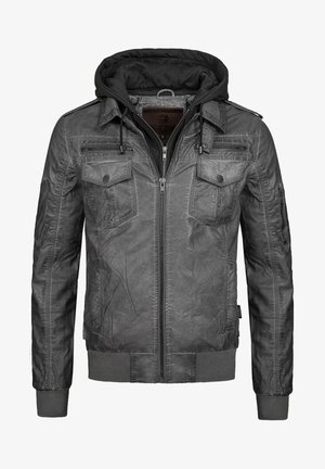 Sivá kožená bunda s odnímateľnou čiernou kapucňou, predným zipsom, viacerými vreckami, rebrovanými manžetami a spodným lemom, a textúrovaným povrchom.