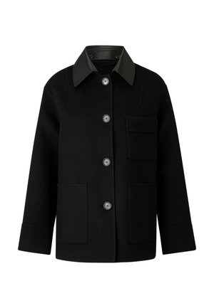 Czarny wełniany płaszcz z kołnierzem ze skóry, zapinany na guziki, z dwoma przednimi kieszeniami. Charakteryzuje się luźnym krojem i subtelnymi detalami designu.
