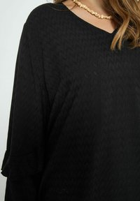 PEPPERCORN PENINA V-NECK LONG SLEEVE  CURVE - Pluus - black