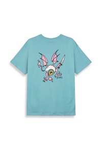 Camiseta de algodón turquesa de manga corta con un colorido monstruo de dibujos animados que sostiene un cuchillo y tiene un ojo en su cuerpo.
