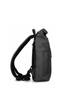 Sac à dos gris à rabat supérieur, fabriqué en matériau durable, avec une surface texturée présentant un motif géométrique, des bretelles rembourrées et des poches zippées.