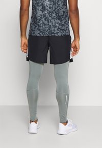 Nike Performance CHALLENGER - Tekaške pajkice - smoke grey/reflective silver