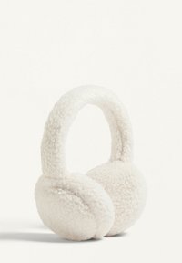 Vita fleece öronmuffar med mjukt, texturerat tyg, rundade öronkoppar och en mjuk anslutande huvudbandsdesign. Inga synliga detaljer eller accenter.