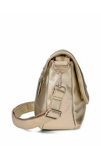 Borsa a spalla metallica oro con finitura testurizzata, tracolla removibile e chiusura a pattina. Presenta un accento a forma di anello e una tasca laterale con zip.