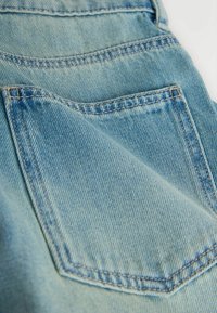 Lyseblåt denimstof med en let falmet tekstur, der har en syet baglomme og et ensartet vævet mønster.