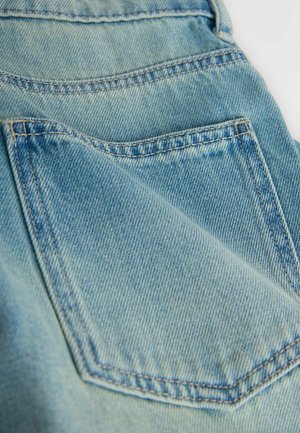 Ljusblå denimtyg med en något blekt struktur, med en sydd bakficka och ett konsekvent vävt mönster.