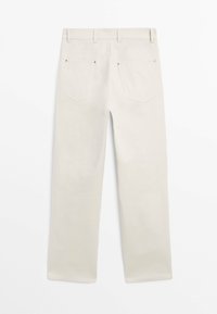 Vue de dos d'un pantalon droit écru avec deux poches arrière et passants pour ceinture sur un fond uni.