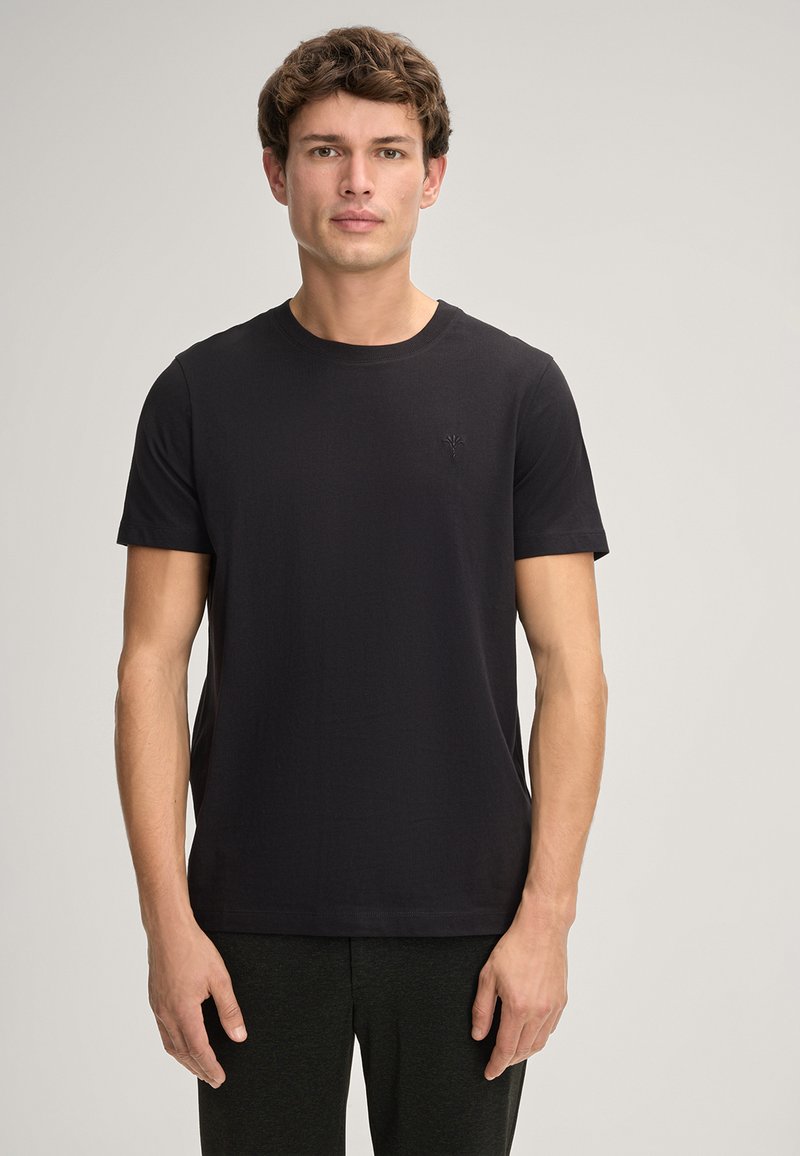 Zwart T-shirt met korte mouwen van zacht, lichtgewicht materiaal. Heeft een ronde hals en een subtiel geborduurd logo op de linkerborst.