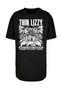 Čierne bavlnené tričko s bielou grafickou potlačou s nápisom "THIN LIZZY", ilustráciou lebky a motýľov, a detailmi podujatia nižšie.