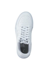 Sneaker bianco con tomaia in pelle liscia, punta rotonda, dettagli perforati, lacci piatti e soletta grigia testurizzata con branding.