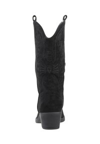 Botas de vaquero de ante negro con parte superior de ante, punta afilada, costuras decorativas y lengüetas en la parte superior. Tacón apilado para mayor elevación.