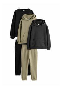 Kolme komplekti kapuutsiga sweatshirte ja dressipükse. Värvid: must, tumehall ja oliivroheline. Sweatshirtidel on ees taskud; dressipüksid on varustatud elastsete sääreotsikutega.