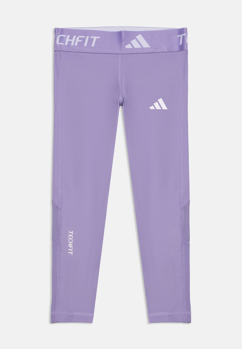 Legging de compression Adidas Techfit violet avec ceinture marquée et logos sur la cuisse gauche et la partie inférieure droite de la jambe.