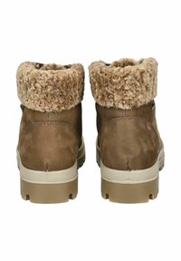Botas de cuero marrón hasta el tobillo con un collar de pelaje beige, acabado texturizado y una suela de goma ligera. Vista trasera, destacando el diseño y los detalles de construcción.