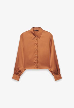 Camicia corta a maniche lunghe in raso arancione bruciato con colletto classico e chiusura con bottoni, caratterizzata da polsini arricciati e una texture liscia.