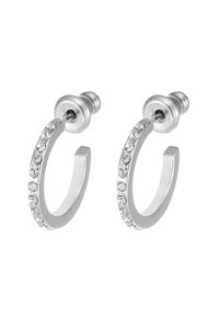 Pendientes de aro de plata con un acabado pulido, que cuentan con una fila de cristales transparentes a lo largo del borde frontal. Forma circular, diseño minimalista.