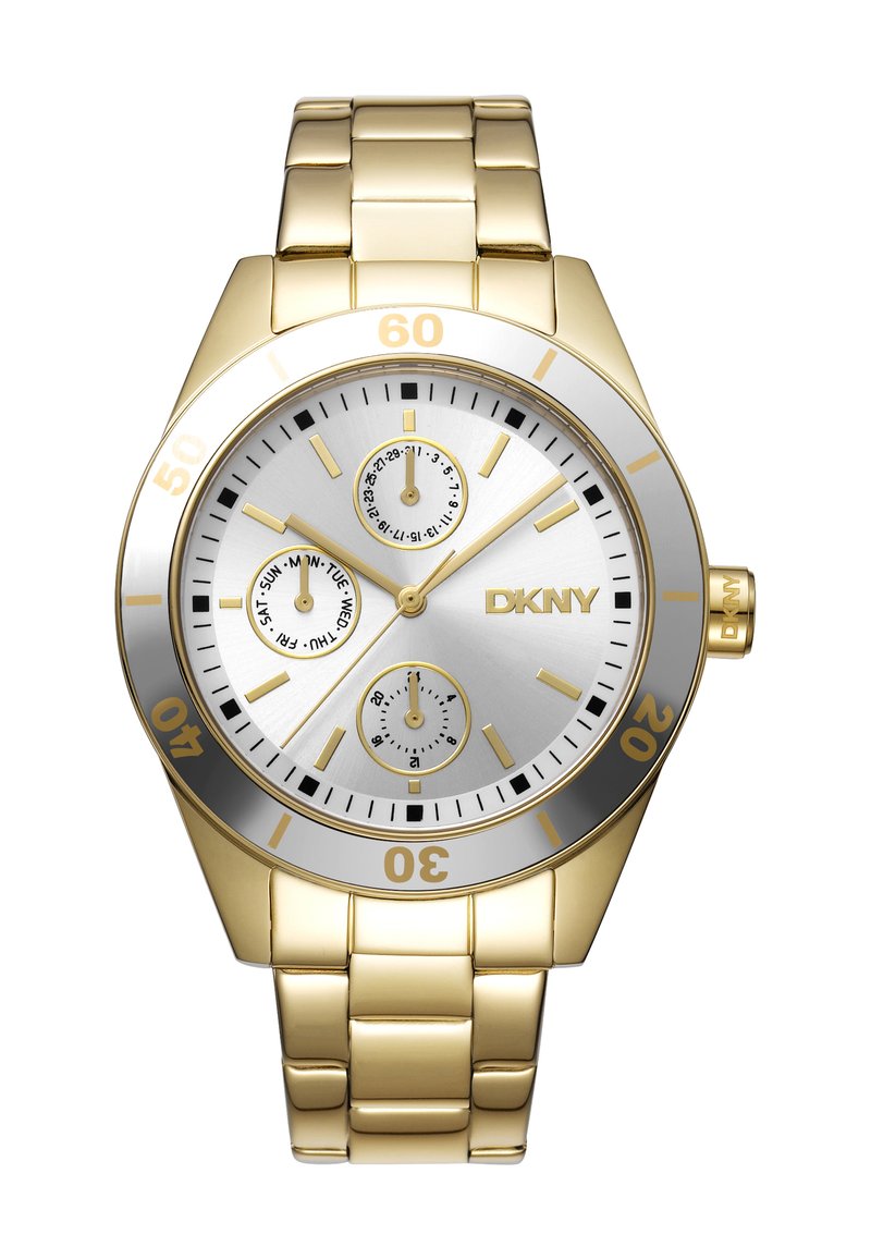 Gouden DKNY-horloge met een roestvrijstalen armband, zilveren wijzerplaat, drie subdials, gouden uur markers en een gepolijste zilveren bezel.